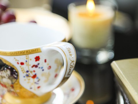 Filiżanka duża PREMIUM - Klimt, Pocałunek - Porcelana w eleganckim kuferku