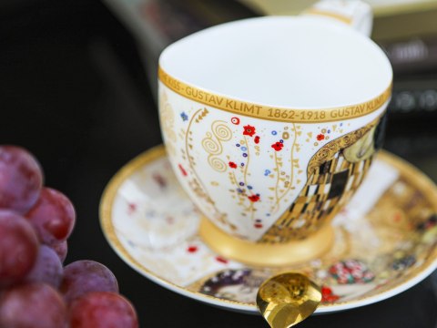 Filiżanka duża PREMIUM - Klimt, Pocałunek - Porcelana w eleganckim kuferku