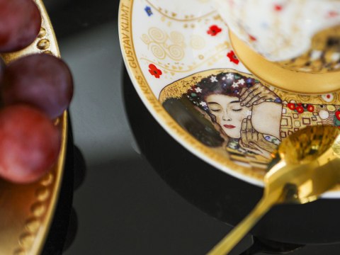 Filiżanka duża PREMIUM - Klimt, Pocałunek - Porcelana w eleganckim kuferku