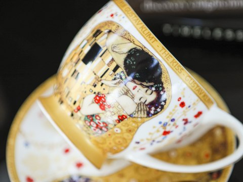 Filiżanka duża PREMIUM - Klimt, Pocałunek - Porcelana w eleganckim kuferku