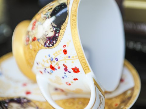 Filiżanka duża PREMIUM - Klimt, Pocałunek - Porcelana w eleganckim kuferku